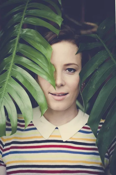 Belle Femme Caucasienne Cachée Dans Les Feuilles Vertes — Photo