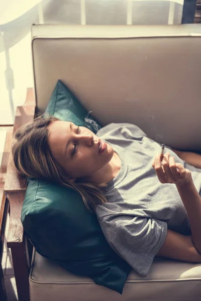 Mujer Acostada Cama Casa Habitación Fumando — Foto de Stock