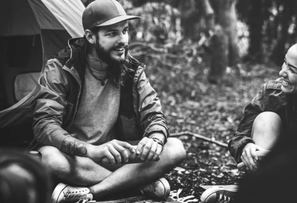 Amis Campant Ensemble Dans Forêt — Photo