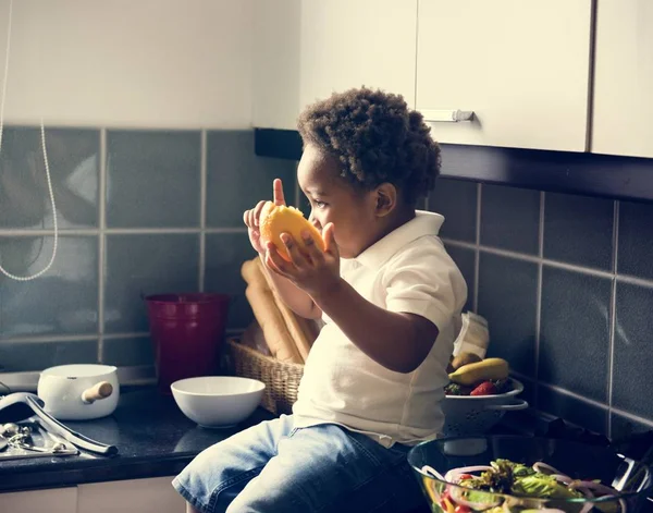 Africké Dítě Kuchyni — Stock fotografie