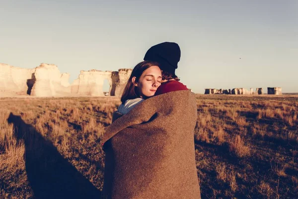 Couple Randonnée Ensemble Dans Désert — Photo