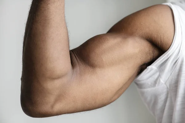 Nahaufnahme Eines Schwarzen Mit Muskulösem Arm — Stockfoto