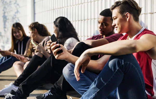 Grupo Jóvenes Amigos Adolescentes Relajándose Juntos Usando Concepto Redes Sociales —  Fotos de Stock