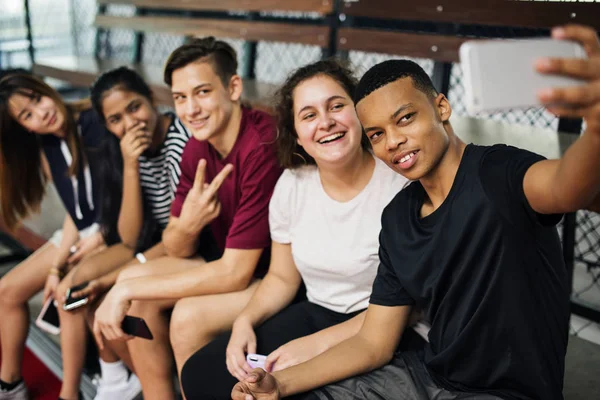 Grupo Jóvenes Amigos Adolescentes Una Cancha Baloncesto Relajándose Tomando Una —  Fotos de Stock