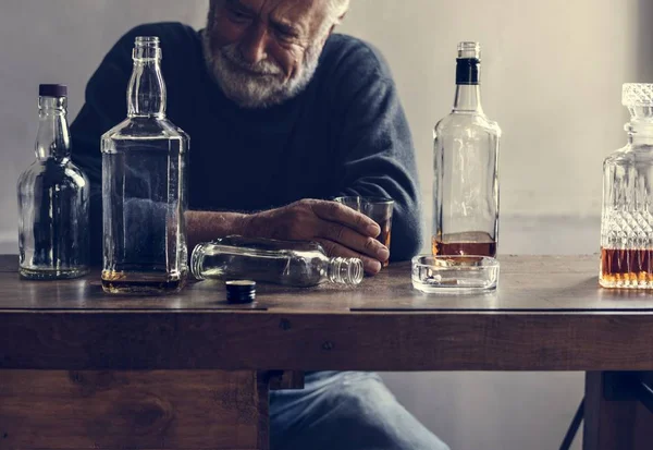 Oudere Man Drinken Van Alcohol — Stockfoto