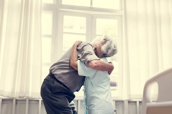 Idős Házaspár Egymást Átölelve — Stock Fotó
