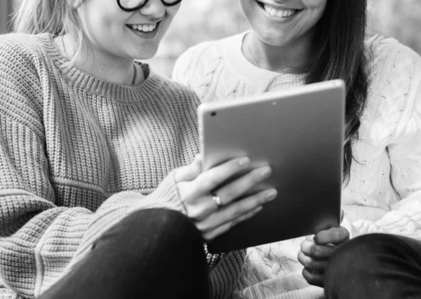 Vrouwen Met Behulp Van Digitale Tablet Samen — Stockfoto