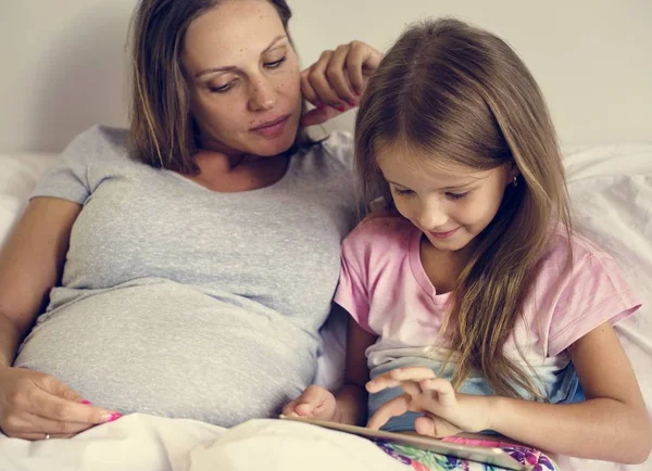 怀孕妇女与女儿使用片剂 — 图库照片