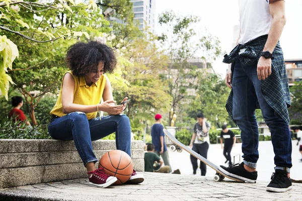 Amigos Adultos Jóvenes Que Relajan Parque Usando Teléfonos Inteligentes Concepto — Foto de Stock
