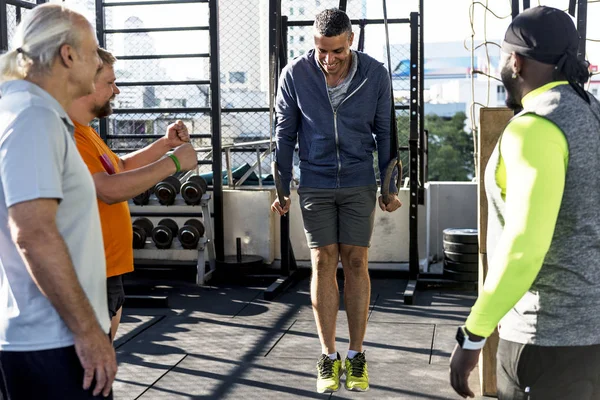 Mensen Trainen Bij Fitness Sportschool — Stockfoto