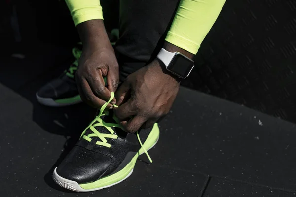 Hombre Ajustando Cordón Del Zapato Gimnasio — Foto de Stock