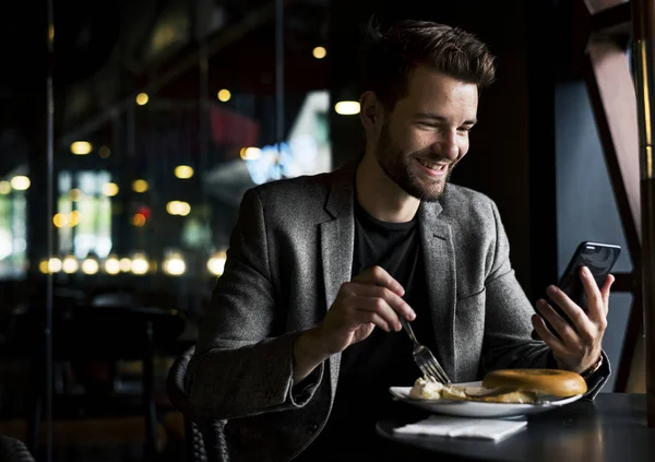 Uomo Che Legge Messaggi Sul Suo Telefono — Foto Stock