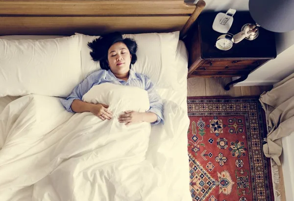Ασιατικές Γυναίκα Στο Κρεβάτι Στον Ύπνο Από Τον Εαυτό Της — Φωτογραφία Αρχείου