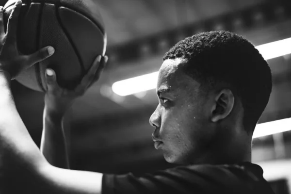 Afro Américain Adolescent Garçon Concentré Sur Jouer Basket — Photo