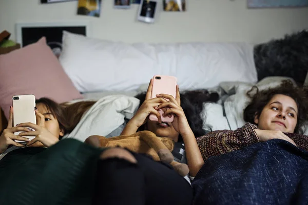 Девочки Подростки Используют Смартфоны Постельном Интернете Пижамной Вечеринке — стоковое фото