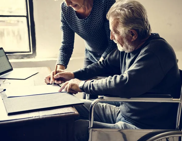 Seitenansicht Eines Rollstuhl Sitzenden Älteren Mannes Beim Betrachten Des Formulars — Stockfoto