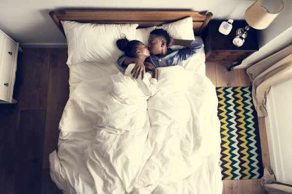 Adorável Casal Afro Americano Aconchegante Cama — Fotografia de Stock