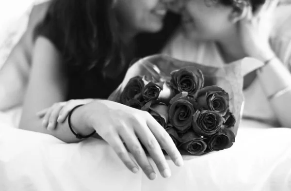 Stile Vita Coppia Lesbica Sdraiato Con Bouquet Letto — Foto Stock