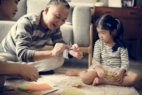 Abuelo Jugando Con Sobrina Casa — Foto de Stock