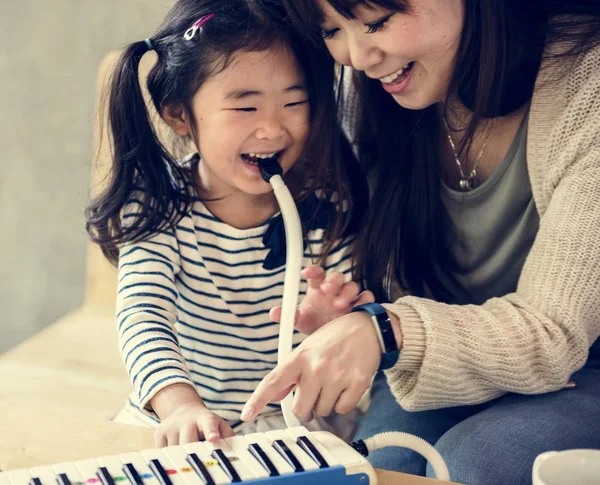 Mutter Und Tochter Spielen Zusammen — Stockfoto