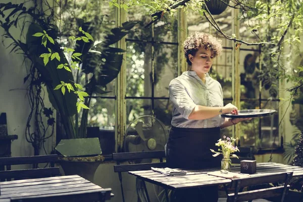 Mulher Trabalhando Jardim Café — Fotografia de Stock