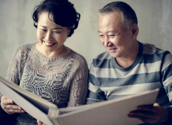 Asiatische Senior Paar Sitzen Zusammen Auf Dem Sofa — Stockfoto