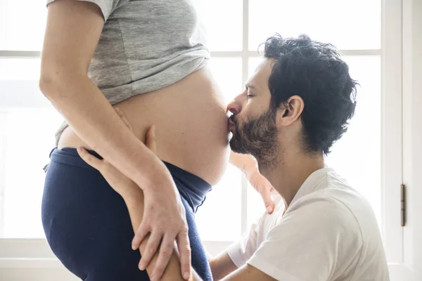 Marido Beijando Bebê Galo — Fotografia de Stock
