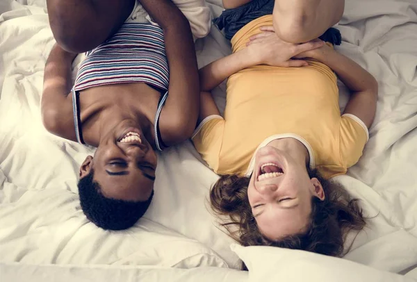 Vrouwen Liggen Het Bed Lachen — Stockfoto