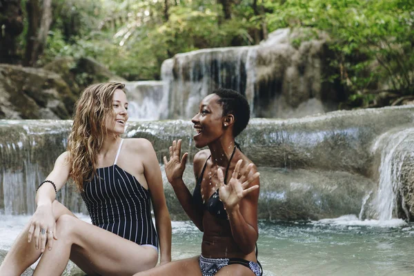 Mujer Pareja Disfrutando Cascada —  Fotos de Stock