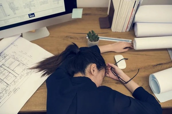 Femme Affaires Fatiguée Dormant Sur Bureau — Photo