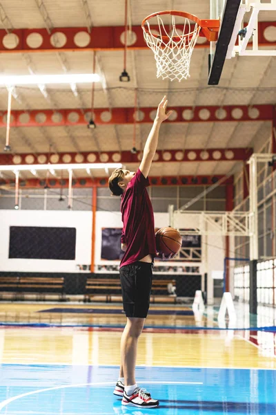 バスケット ボールの目標と目的の概念に白人の 代の少年 — ストック写真