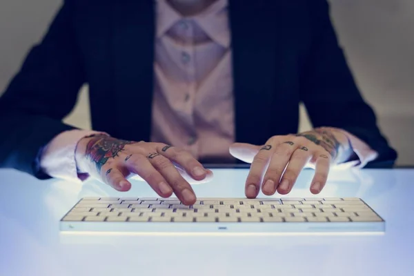 Mãos Com Tatuagem Digitando Teclado — Fotografia de Stock