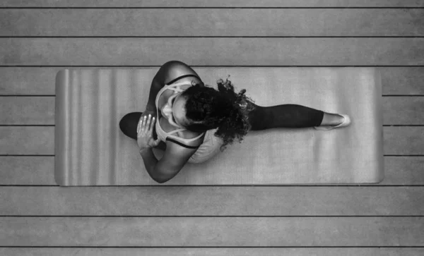 Femme Saine Faisant Yoga — Photo
