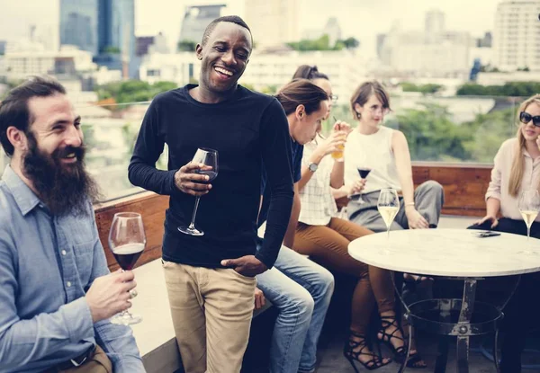 Menschen Beim Gemeinsamen Essen Restaurant — Stockfoto