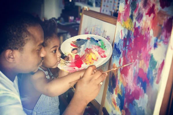 Papá Afrodescendiente Enseñando Hijo Pintar —  Fotos de Stock