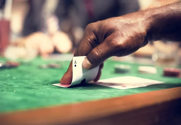 Αφρικανική Αρσενική Χέρι Έλεγχος Κάρτας Στο Καζίνο Στο Τραπέζι — Φωτογραφία Αρχείου