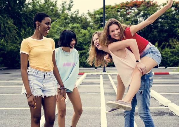 Grupo Mujeres Diversas Divirtiéndose Juntas — Foto de Stock