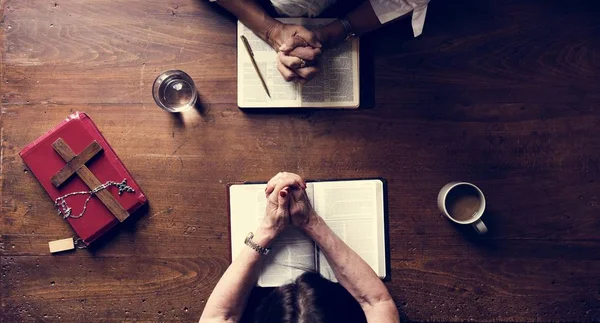 Cristianismo Pessoas Orando Leitura Bíblia — Fotografia de Stock