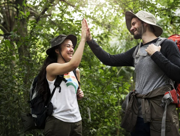 Grupo Pessoas Trekking Uma Floresta — Fotografia de Stock