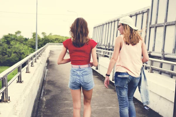 Vista Trasera Las Mujeres Caminando Juntas — Foto de Stock