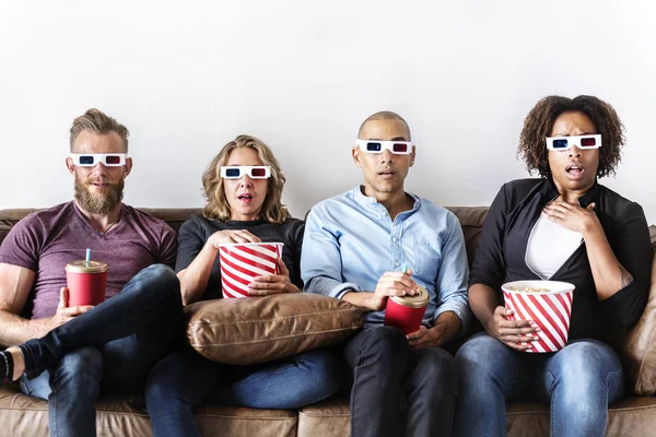 Grupo Amigos Viendo Una Película — Foto de Stock