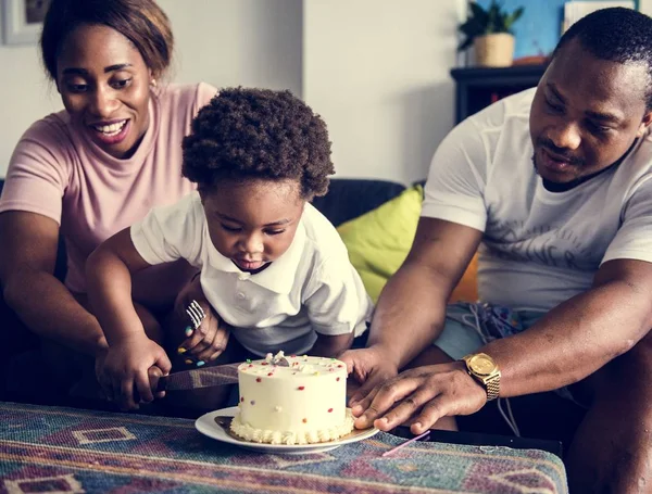 Afrikanska Familj Skärande Födelsedagstårta — Stockfoto