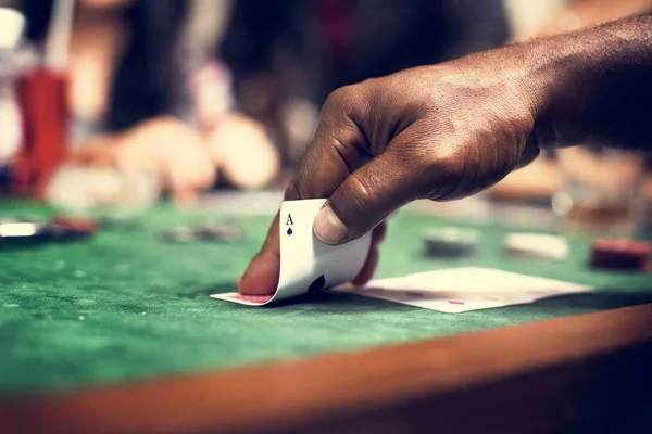 カジノのテーブルでカードの確認アフリカの男性手の部分的なビュー — ストック写真