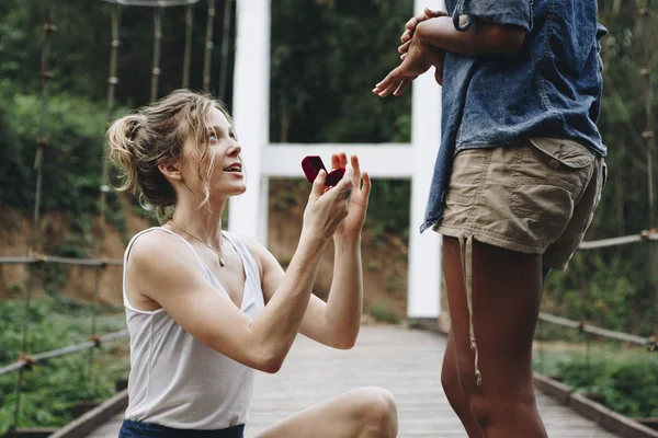 Mulher Propondo Sua Namorada Feliz Livre Amor Conceito Casamento — Fotografia de Stock