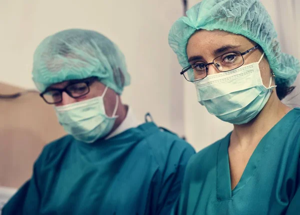 수술을 준비하는 의사들 — 스톡 사진