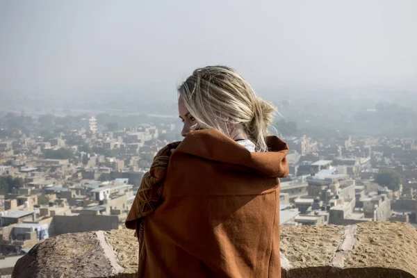 Westliche Frau Erkundet Jaisalmer Fort Rajasthan Indien — Stockfoto
