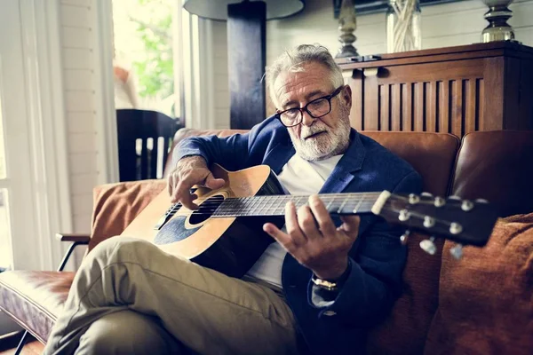 Пожилой Человек Играет Гитаре — стоковое фото