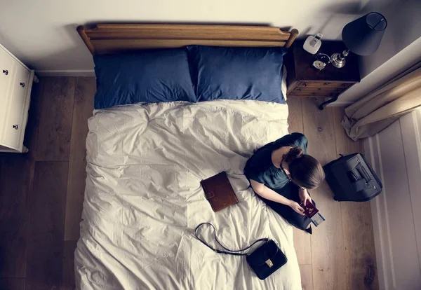 Hombre Negocios Agotado Que Queda Dormido Tan Pronto Como Regresa — Foto de Stock