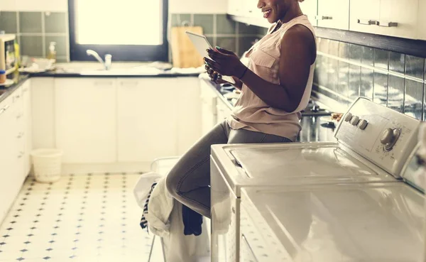 Mulher Africana Usando Tablet Digital Perto Máquina Lavar Roupa — Fotografia de Stock