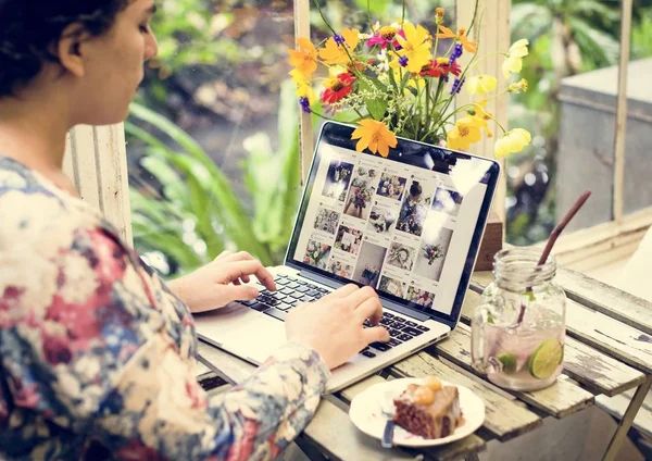 Mulher Usando Laptop Computador Loja Floral — Fotografia de Stock